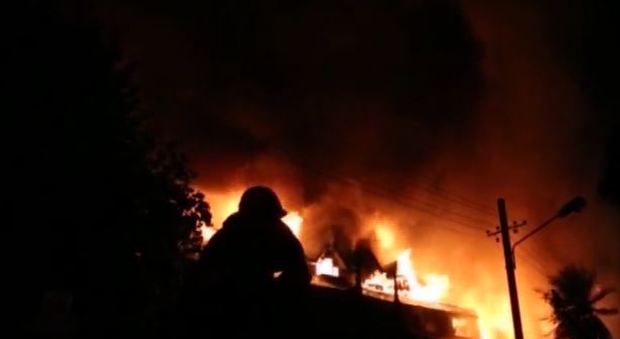 Birmania, incendio devasta hotel di lusso: un morto