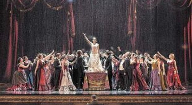 Tutti pazzi per la Super Traviata: il San Carlo riparte dai classici