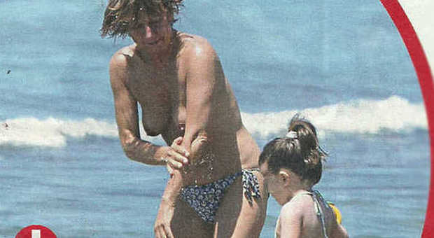 Gianna Nannini, topless a 60 anni in vacanza con la figlia Penelope
