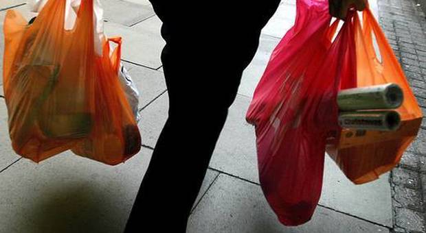 Virus, Usa: no alle borse di tela, tornano i sacchetti di plastica