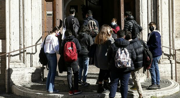 Scuola, a Roma ripresa ad ostacoli: «Mezzi stracolmi, attacchi hacker e nessun tampone»
