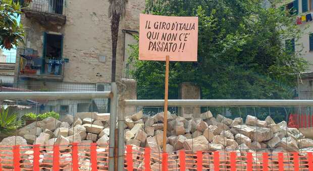 Lavori incompiuti in centro, a Jesi spunta un cartello polemico: «Qui il Giro non è passato»