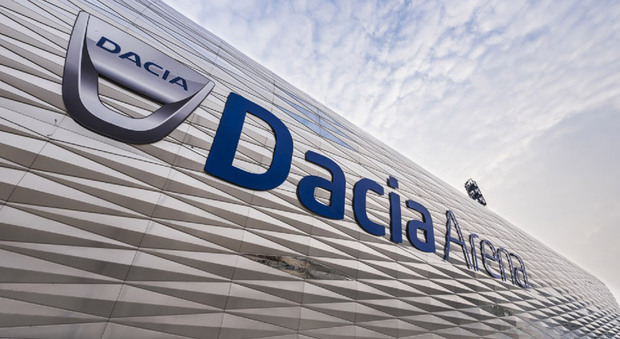 Dacia Arena è il primo esempio italiano di sponsorizzazione di uno stadio da parte di un marchio dell'auto, ma è anche un caso unico nel panorama europeo: nessun costruttore ha finora brandizzato un impianto in un paese dove non ha siti produttivi
