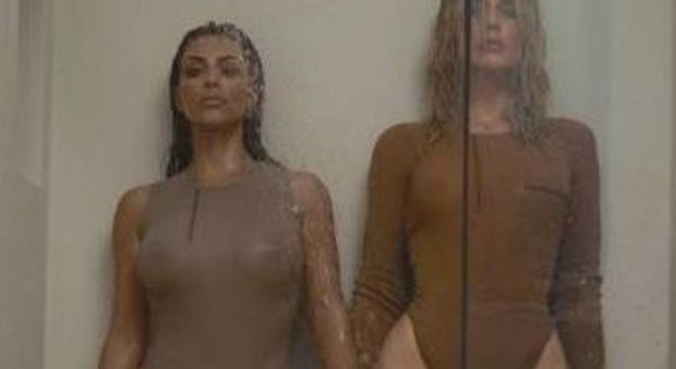 Kim Kardashian in body sotto la doccia con la sorella Khloe