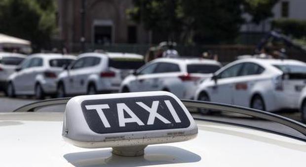 Taxi, il flop della tariffa rosa: poche donne romane sfruttano lo sconto