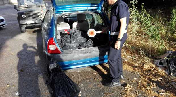 Fermato con sacchi di rifiuti da cantiere: denunciato 35enne nel Napoletano