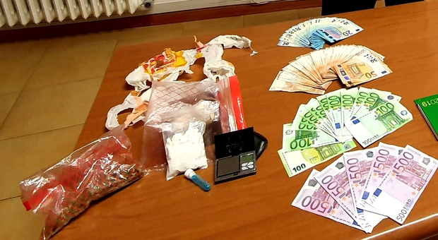 Civitanova, cocaina, marijuana, bilancino e banonote da 500 euro: un ragazzo nei guai