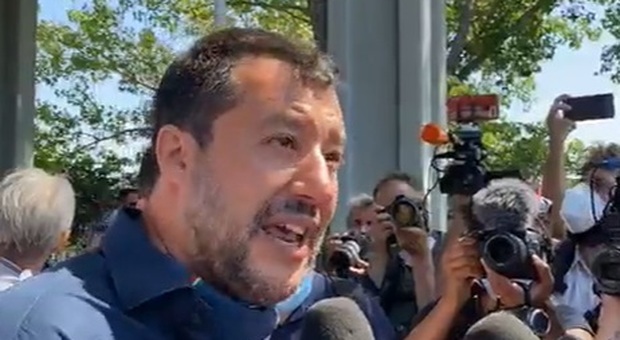 Salvini a Roma: «Spero di chiudere tutti i campi rom con un lucchetto»