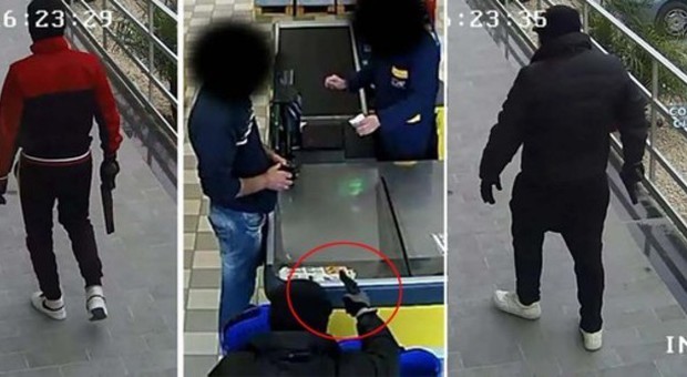 Pistola in faccia, terrore tra i clienti: i rapinatori di supermarket in azione