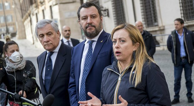 Governo, i timori del centrodestra. Salvini chiama Berlusconi: «Ferma i voltagabbana»