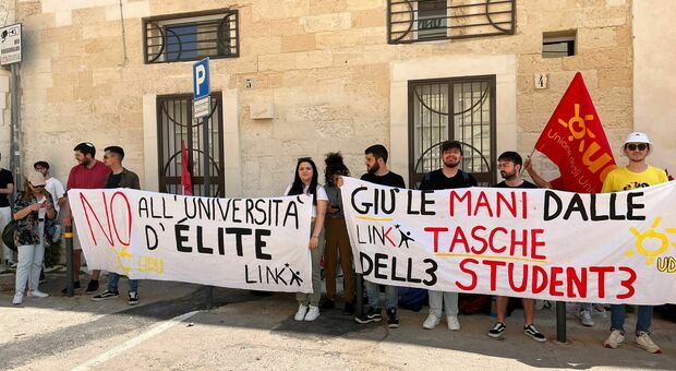 Studenti in piazza contro l'aumento delle tasse all'Unisalento