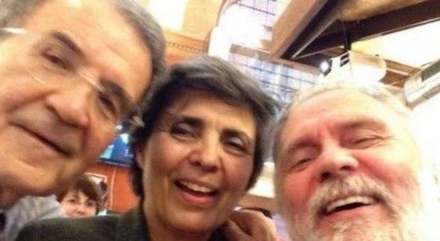 Anche l'ex premier Prodi cede alla moda del «selfie»