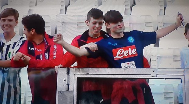 Juve, sorpresa nella curva chiusa: spunta una maglia del Napoli