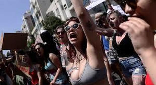 Manifestano migliaia di donne, rivendicano libertà di vestirsi senza essere oggetto di molestie e stupri