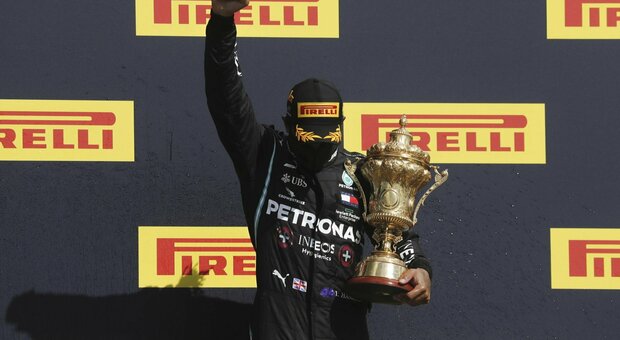 Formula 1, Hamilton: «Il cuore mi si è fermato». Leclerc: «Ho avuto fortuna»