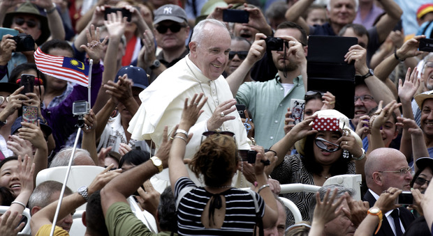 Femminicidio, Papa Bergoglio lo accosta alla crudeltà del terrorismo islamico