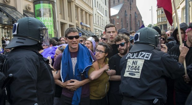 Manifestazioni anti-G20 ad Amburgo (Lapresse)
