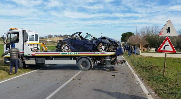La Porsche esce di strada di notte Autista 52enne trovato morto il mattino