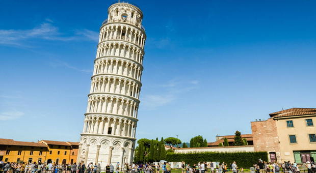 La Torre di Pisa pende sempre meno e si sta raddrizzando: «Recuperati 4 centimetri in 17 anni»