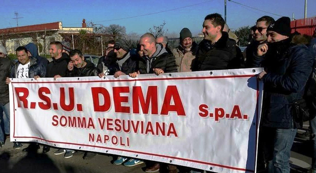 Somma, gli operai della fabbrica Dema sul tetto dell'azienda per protesta