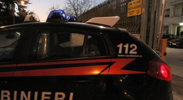 Tenta di rapinare coppia in auto, inseguito dalla vittima e poi arrestato dai carabinieri
