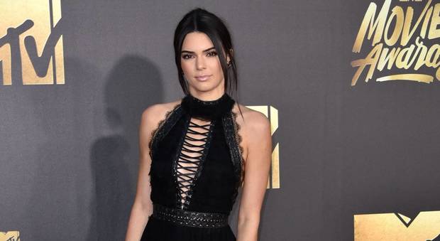 Kendall Jenner sexy agli Mtv Movie Awards, spacco vertiginoso e lingerie in vista