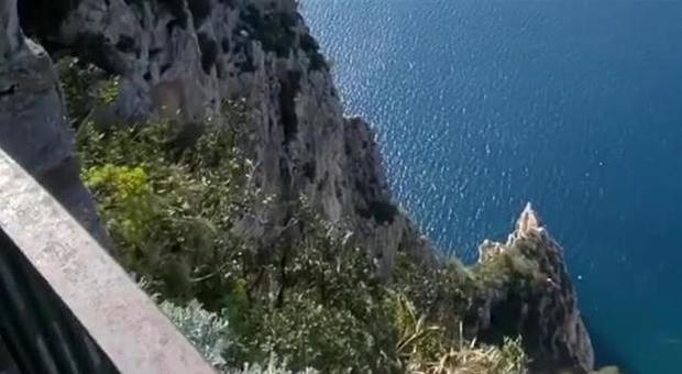 Coronavirus, in vacanza da casa: le meraviglie di Capri viste dall’alto con il drone