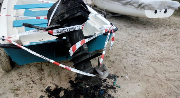 Grottammare, barca incendiata nel rimessaggio sulla spiaggia