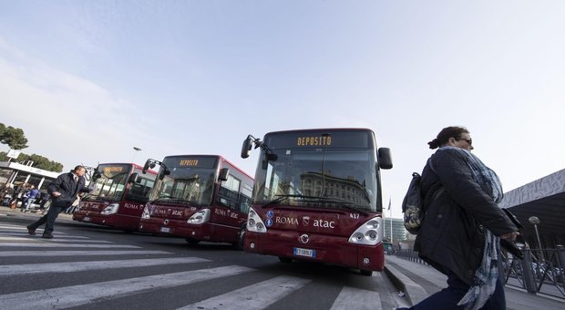 Roma, sciopero Tpl: bus a singhiozzo. Preso a calci un mezzo: «Ho aspettato troppo»