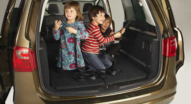Bambini in auto pronti per il viaggio.