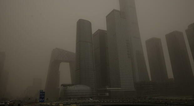 Tempesta di sabbia dalla Mongolia, Pechino diventa "gialla": «Colpa dell'inquinamento»