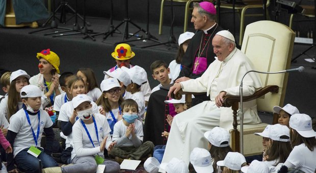 Il Papa riceve i piccoli del Bambin Gesù per la festa di Natale: «Basta corruzione sulla loro pelle»