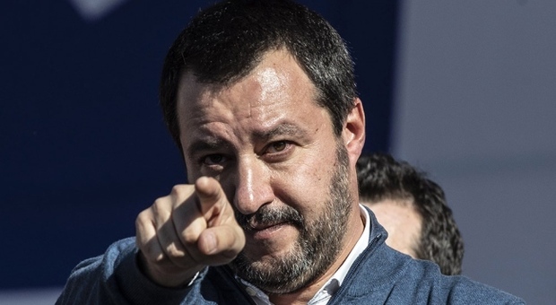 Salvini al sacerdote casertano anti-Lega: «Pensa alle anime»