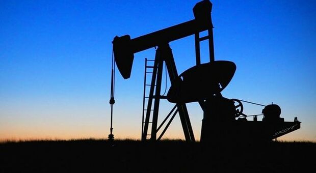 Petrolio riprende fiato dopo prime sanzioni a Russia
