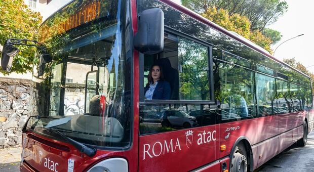 Roma, le nuove autiste della città, parla Giulia Polidori: «Al volante come mia madre, il bus è una seconda casa»