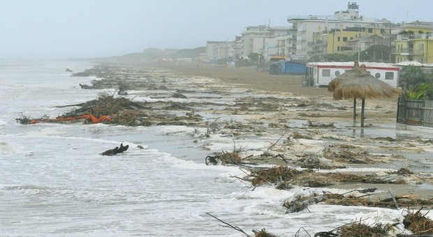 Maltempo, le spiagge di Caorle spazzate via. «Non abbiamo più sabbia»