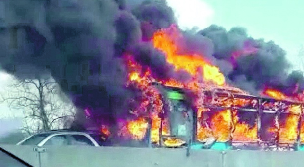 Un bus incendiato