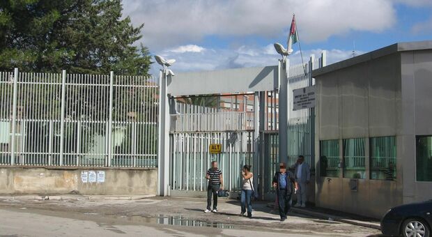 Infermiere aggredito da un detenuto nel carcere di Foggia. Trovati anche dei microcellulari
