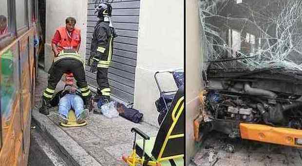 Ancona, bus si schianta contro un muro: venti passeggeri feriti