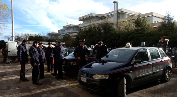 Porto Recanati, fuggi fuggi all'Hotel House: carabinieri trovano l'eroina