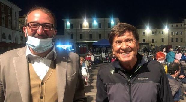 Gianni Morandi in piazza Duomo all'Aquila con il sindaco Pierluigi Biondi