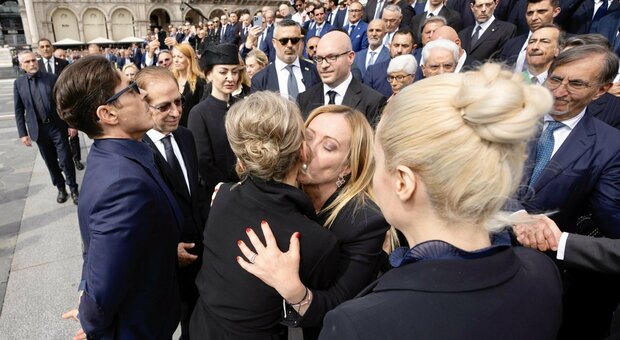 Meloni e Marina Berlusconi, l’abbraccio e il patto: ««Sarà fiero di noi». L’asse con la primogenita