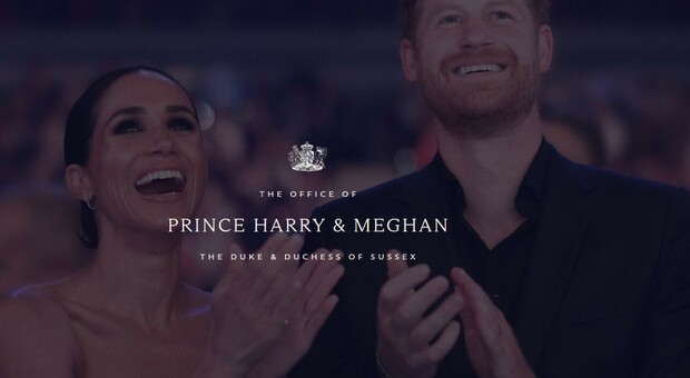 Harry e Meghan lanciano il loro sito web (con lo stemma reale) per “ripulire” la loro immagine: ma scoppia la polemica