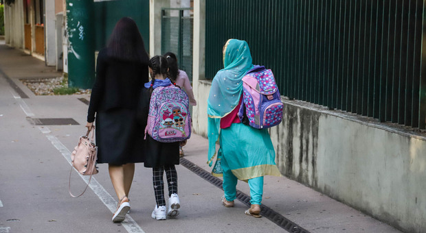 Nelle scuole 7.250 bambini stranieri, in città è nuovo record: 36mila persone hanno cittadinanza estera