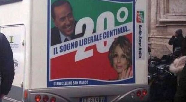 Roma, camper con foto di Berlusconi e Marina rilancia il tormentone della figlia in politica