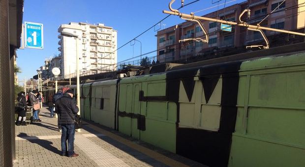 Circumvesuviana, vandali imbrattano il treno fermo per guasto