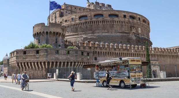 Raggi: «Stop ai camion bar al Colosseo e ai Fori». Ma i furgoncini restano nelle aree di pregio del Centro