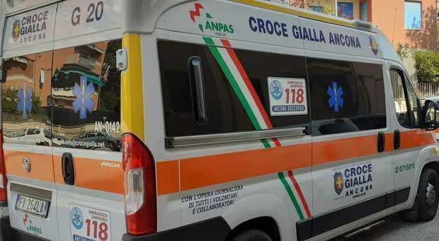 Ancona, urtato da un'auto e scaraventato a terra: paura per un bimbo di 12 anni, corsa all'ospedale