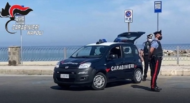 Ischia, spacciatore 24enne denunciato dai carabinieri: in casa hashish, marijuana e cocaina