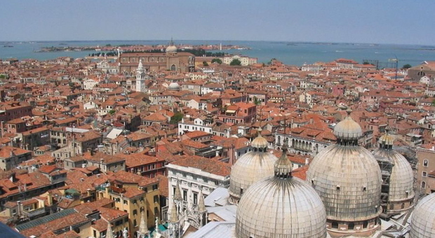 Mercato immobiliare a Venezia: compravendite in calo, ma cresce la richiesta di affitto da studenti e coppie